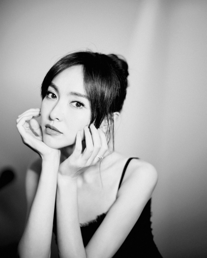 上海美女明星唐嫣黑色吊带纱裙配丸子头高贵灵 8