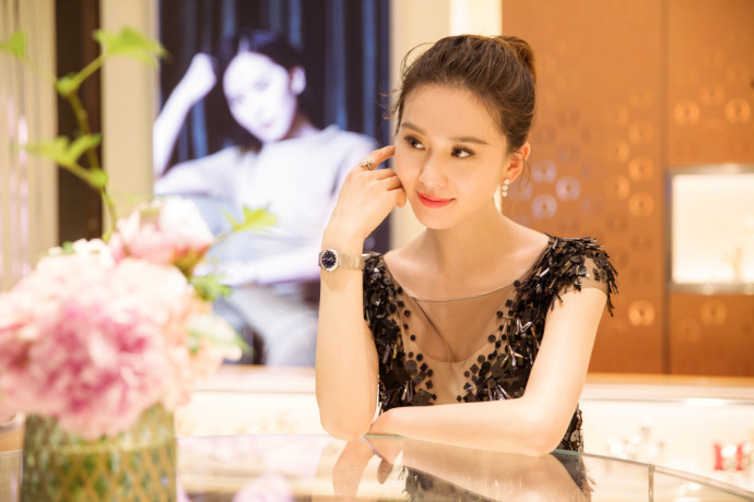 北京美女明星刘诗诗优雅礼服亮相欧米茄腕表展 2