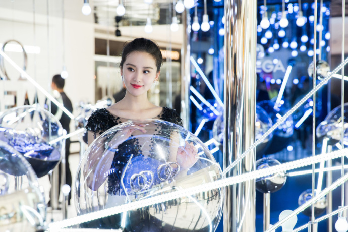 北京美女明星刘诗诗优雅礼服亮相欧米茄腕表展 3