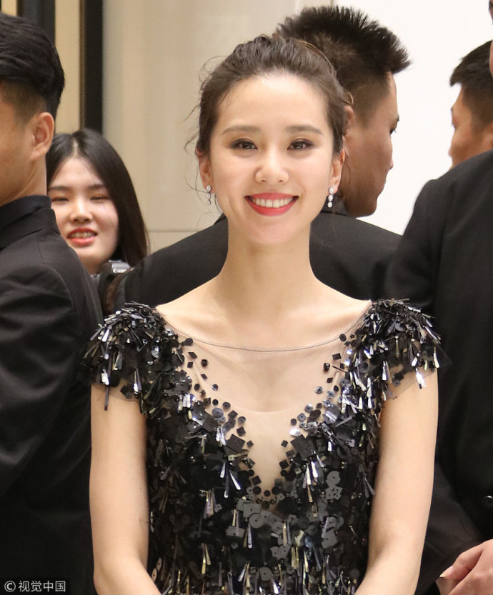 北京美女明星刘诗诗优雅礼服亮相欧米茄腕表展 5