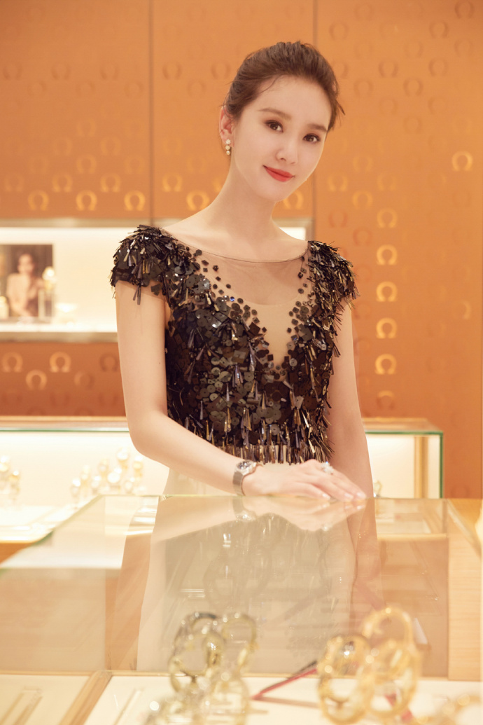 北京美女明星刘诗诗优雅礼服亮相欧米茄腕表展 7