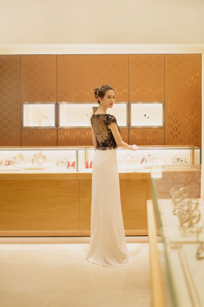 北京美女明星刘诗诗优雅礼服亮相欧米茄腕表展 8