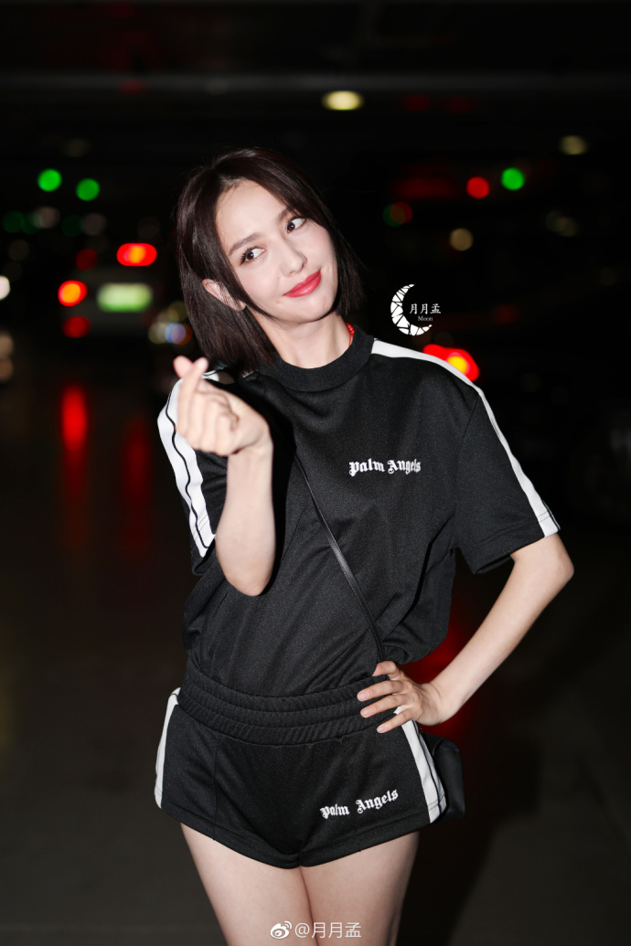 新疆美女明星佟丽娅运动服现身机场可爱街拍图 2