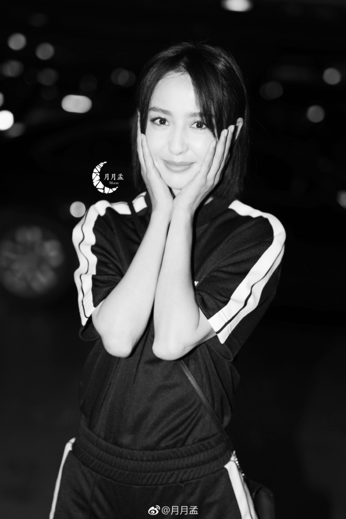 新疆美女明星佟丽娅运动服现身机场可爱街拍图 4