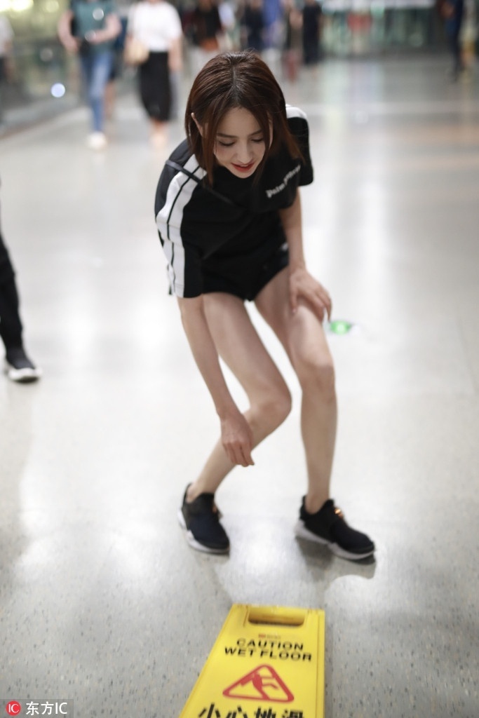 新疆美女明星佟丽娅运动服现身机场可爱街拍图 5