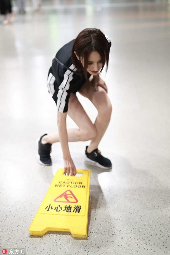 新疆美女明星佟丽娅运动服现身机场可爱街拍图 6