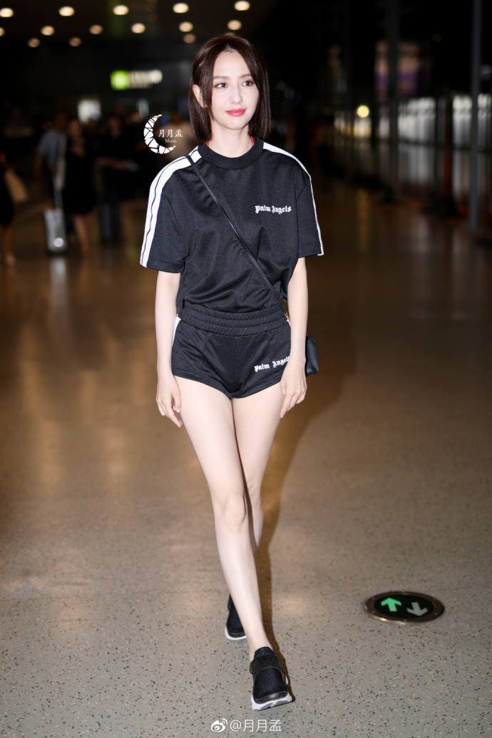 新疆美女明星佟丽娅运动服现身机场可爱街拍图 8