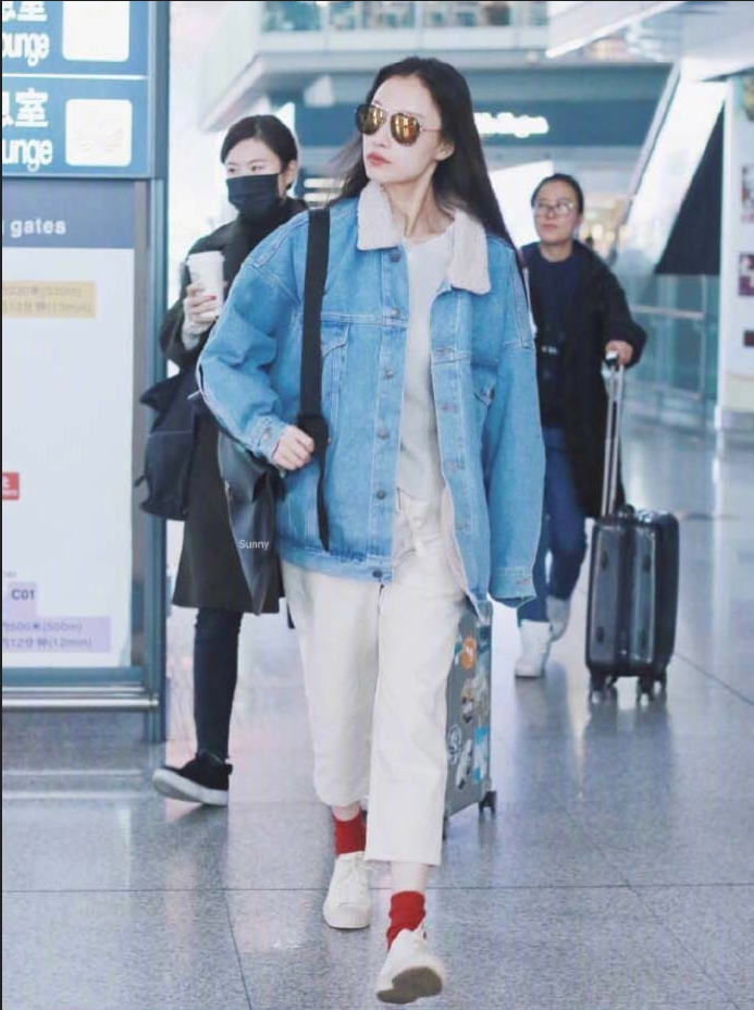 大眼美女明星倪妮机场街拍合集真是个大方舒适 16