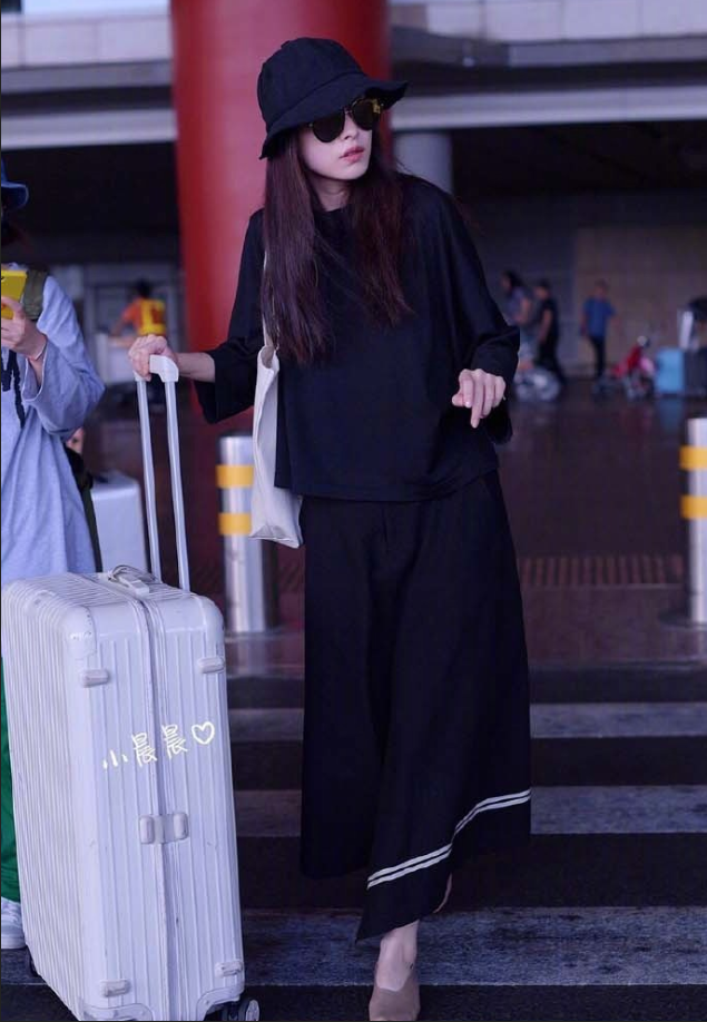 大眼美女明星倪妮机场街拍合集真是个大方舒适 20