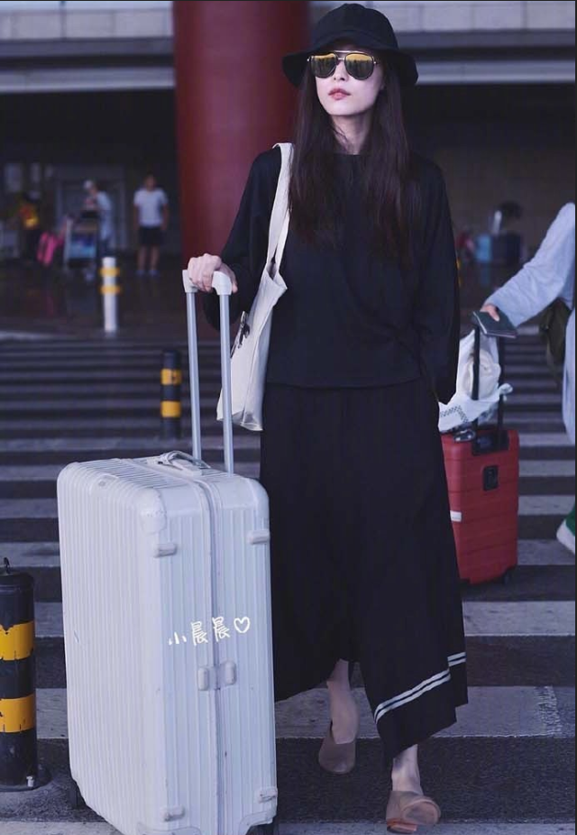 大眼美女明星倪妮机场街拍合集真是个大方舒适 21