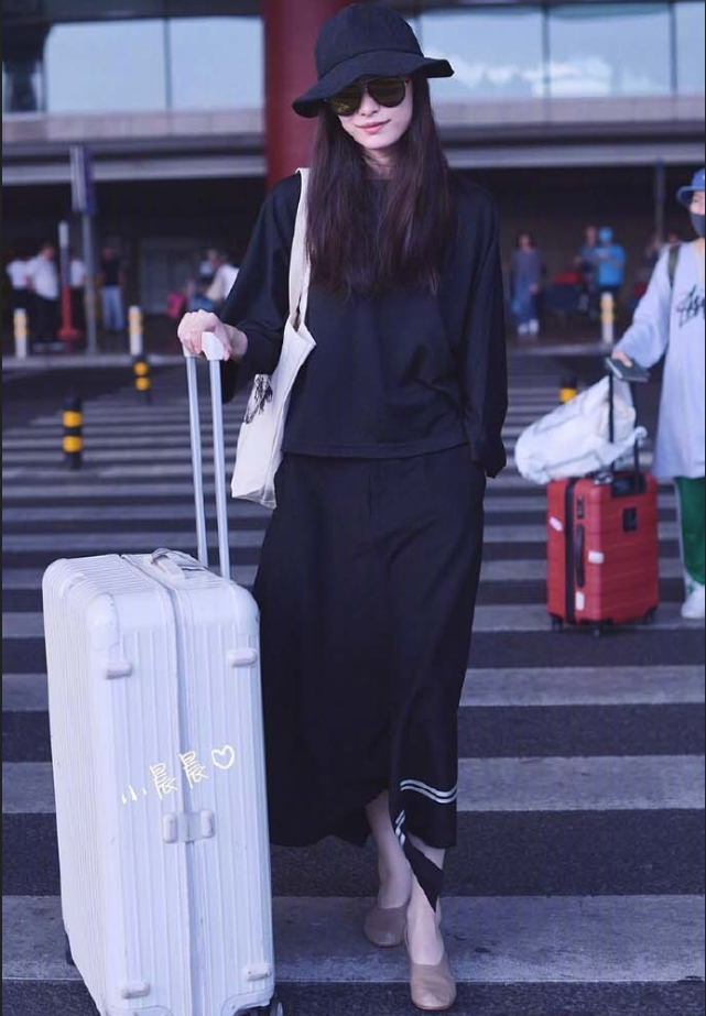 大眼美女明星倪妮机场街拍合集真是个大方舒适 22