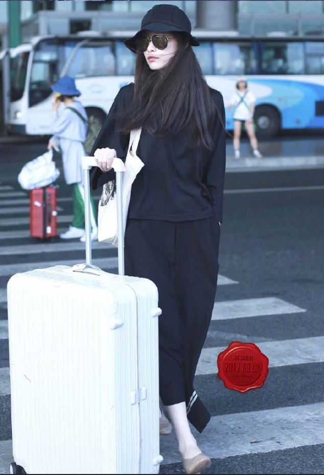 大眼美女明星倪妮机场街拍合集真是个大方舒适 23