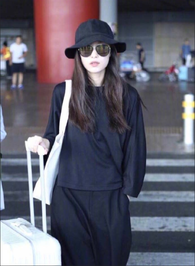 大眼美女明星倪妮机场街拍合集真是个大方舒适 24