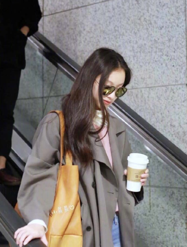 大眼美女明星倪妮机场街拍合集真是个大方舒适 32