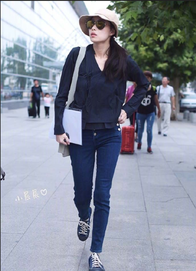 大眼美女明星倪妮机场街拍合集真是个大方舒适 35