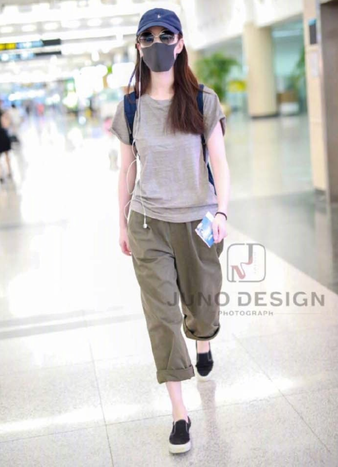 大眼美女明星倪妮机场街拍合集真是个大方舒适 40