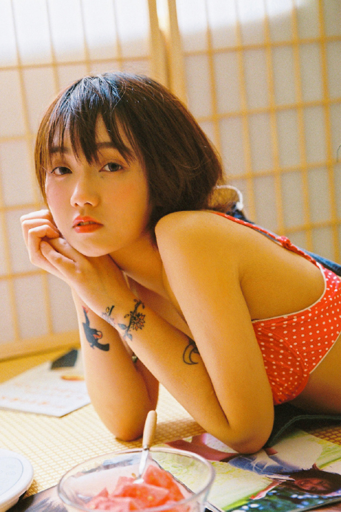 短发清纯美女背带牛仔裤搭配红色波点内衣可爱 3