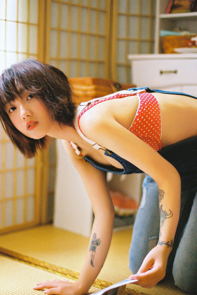 短发清纯美女背带牛仔裤搭配红色波点内衣可爱 5
