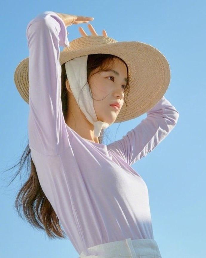 韩国美女明星金泰璃天然无公害美颜最新画报公 4