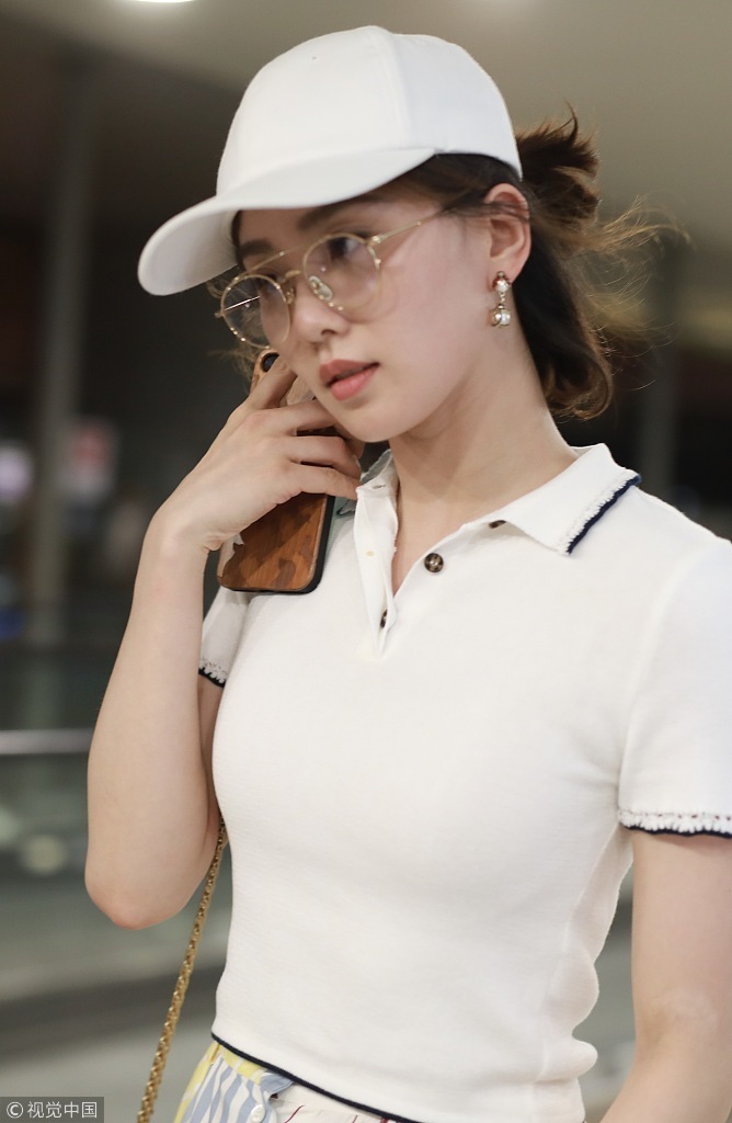 气质美女明星刘诗诗补丁裙秀细长小腿现身上海 2