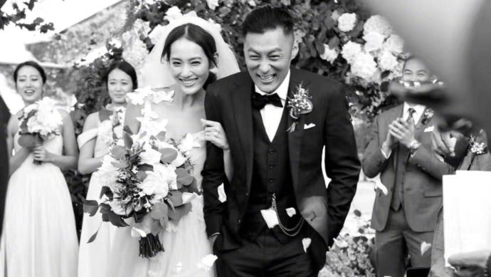 余文乐太太晒孕肚写真夫妻携手出镜幸福感满满 4