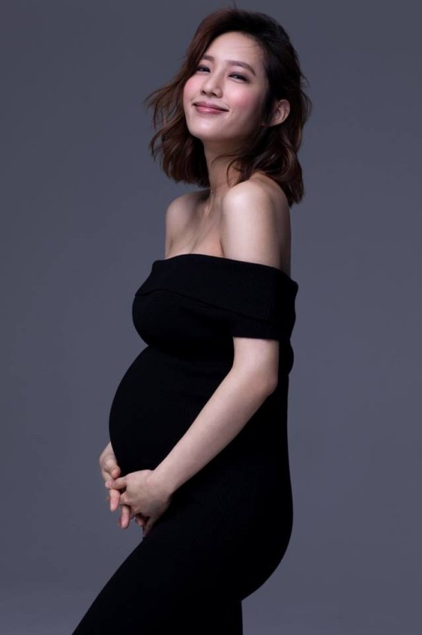 余文乐太太晒孕肚写真夫妻携手出镜幸福感满满 6