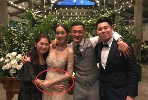 余文乐太太晒孕肚写真夫妻携手出镜幸福感满满 9