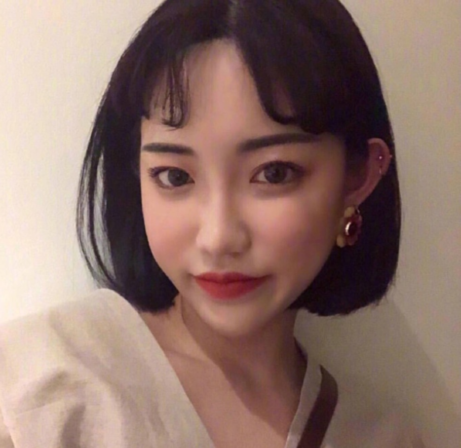 完美驾驭的了二次元刘海的美少女自拍照