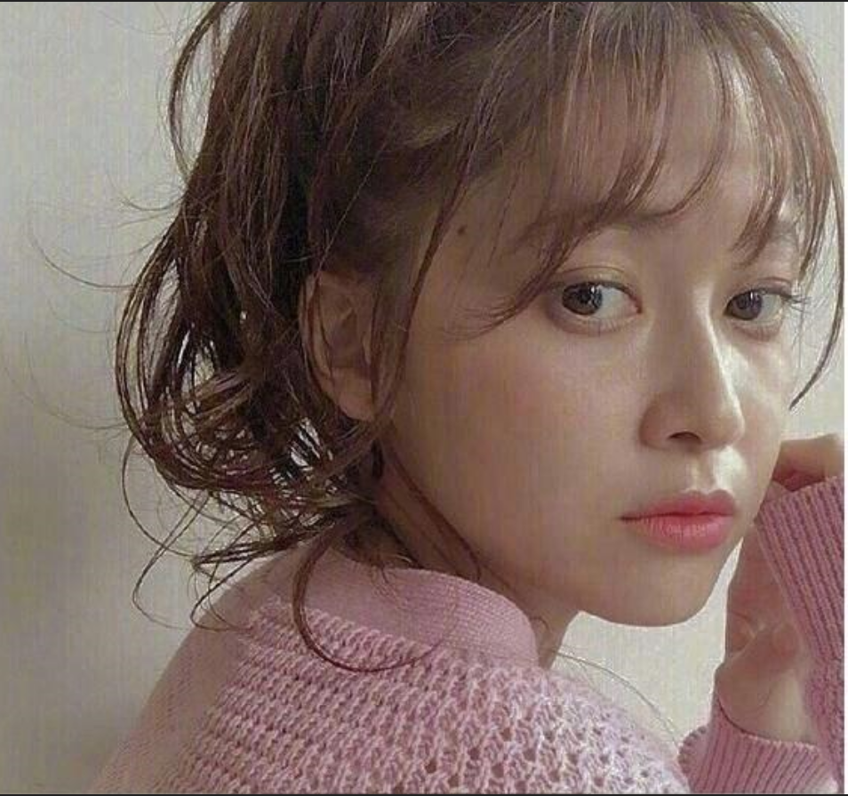 凌乱感卷发可爱美女自拍照