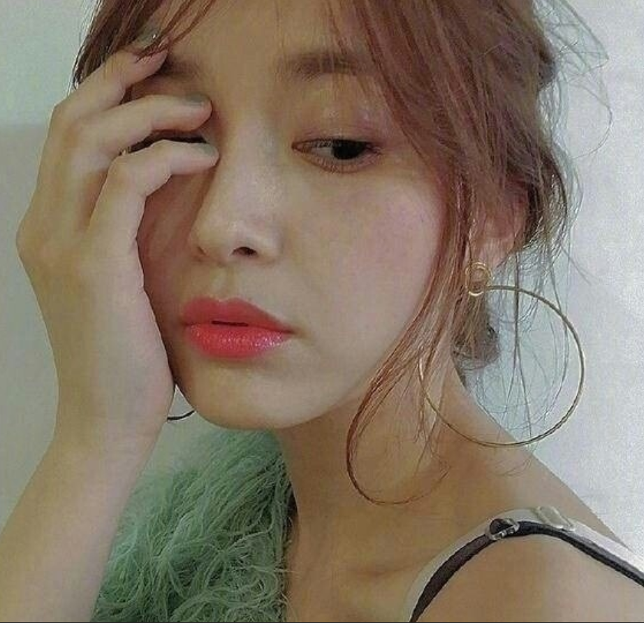 凌乱感卷发可爱美女自拍照 3