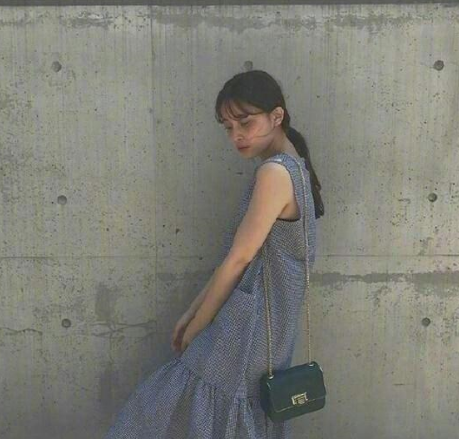 凌乱感卷发可爱美女自拍照 14