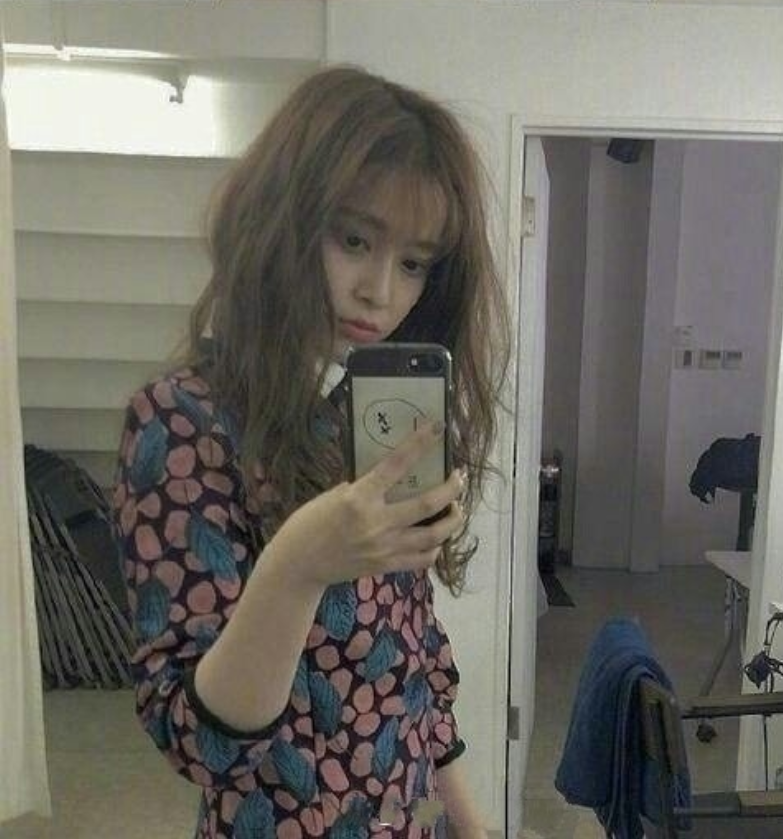 凌乱感卷发可爱美女自拍照 17