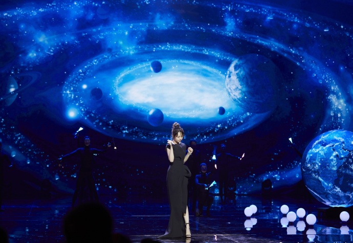 内地女明星白百何黑色礼服造型精致美丽图片 2