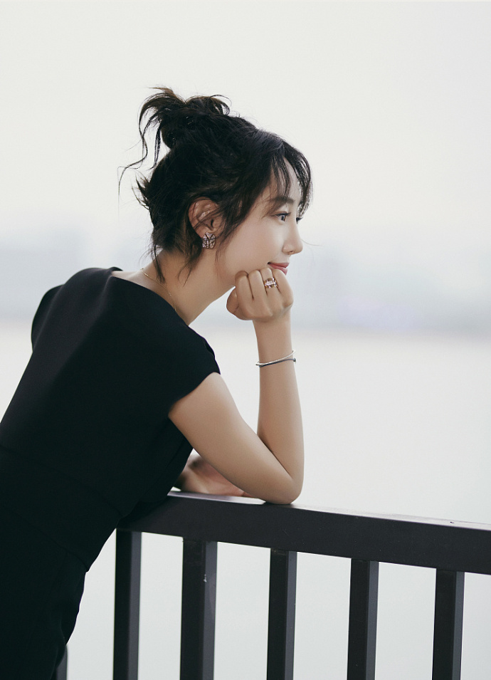 内地女明星白百何黑色礼服造型精致美丽图片 5