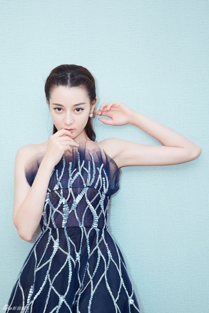 新疆美女明星迪丽热巴身穿黑色纱裙仙气飘飘花 7