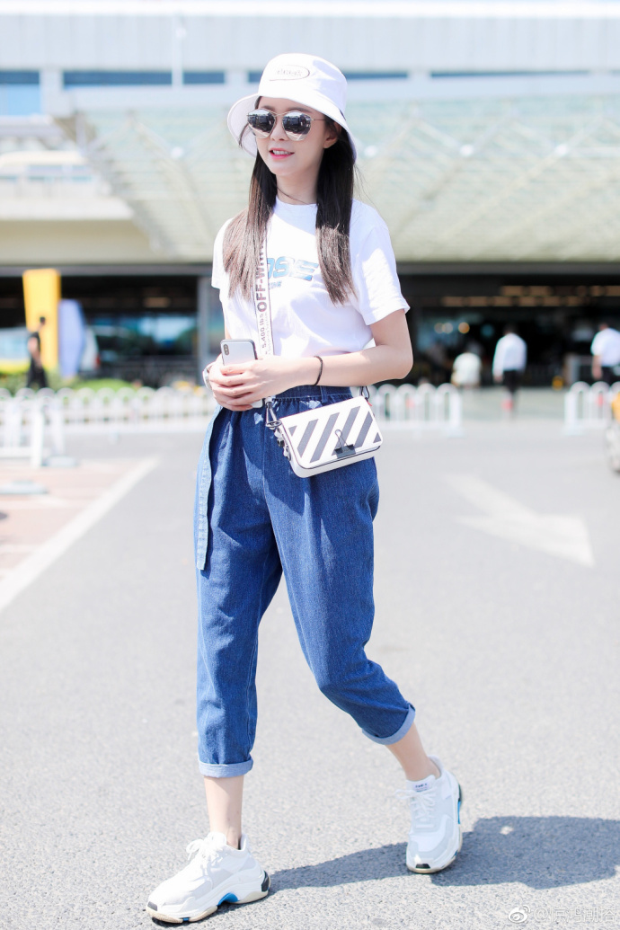 湖南美女明星沈梦辰休闲清新打扮现身首都机场 2