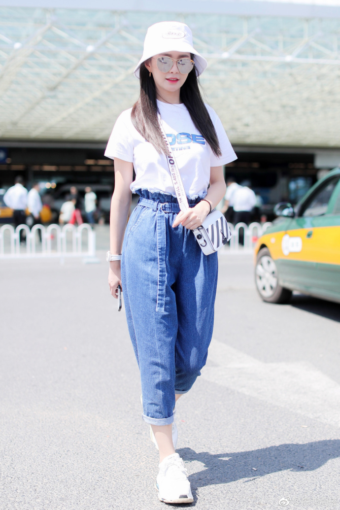 湖南美女明星沈梦辰休闲清新打扮现身首都机场 3