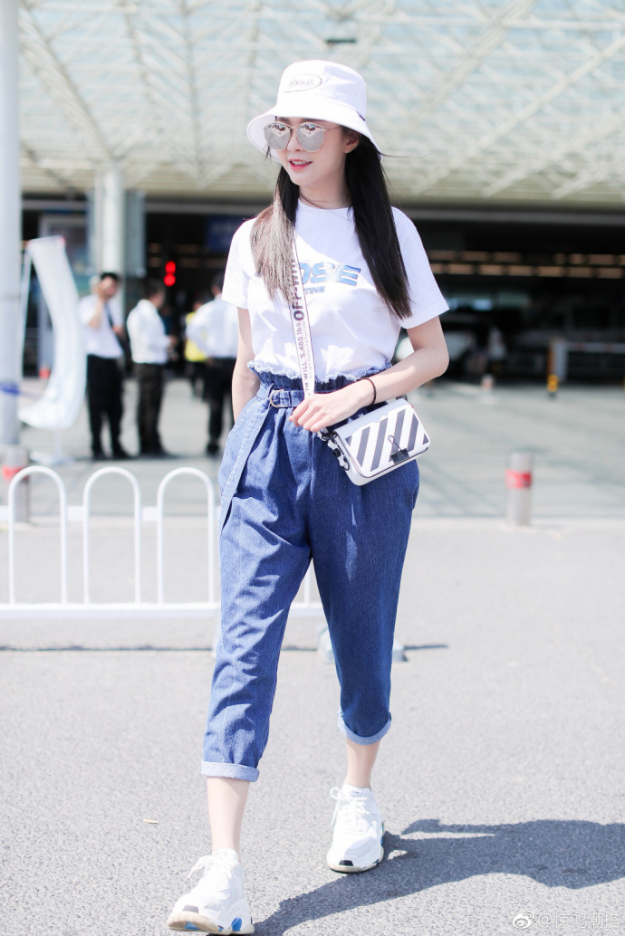 湖南美女明星沈梦辰休闲清新打扮现身首都机场 4