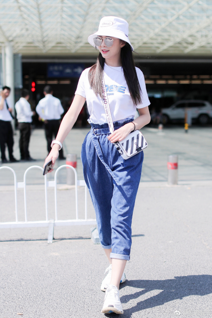 湖南美女明星沈梦辰休闲清新打扮现身首都机场 5