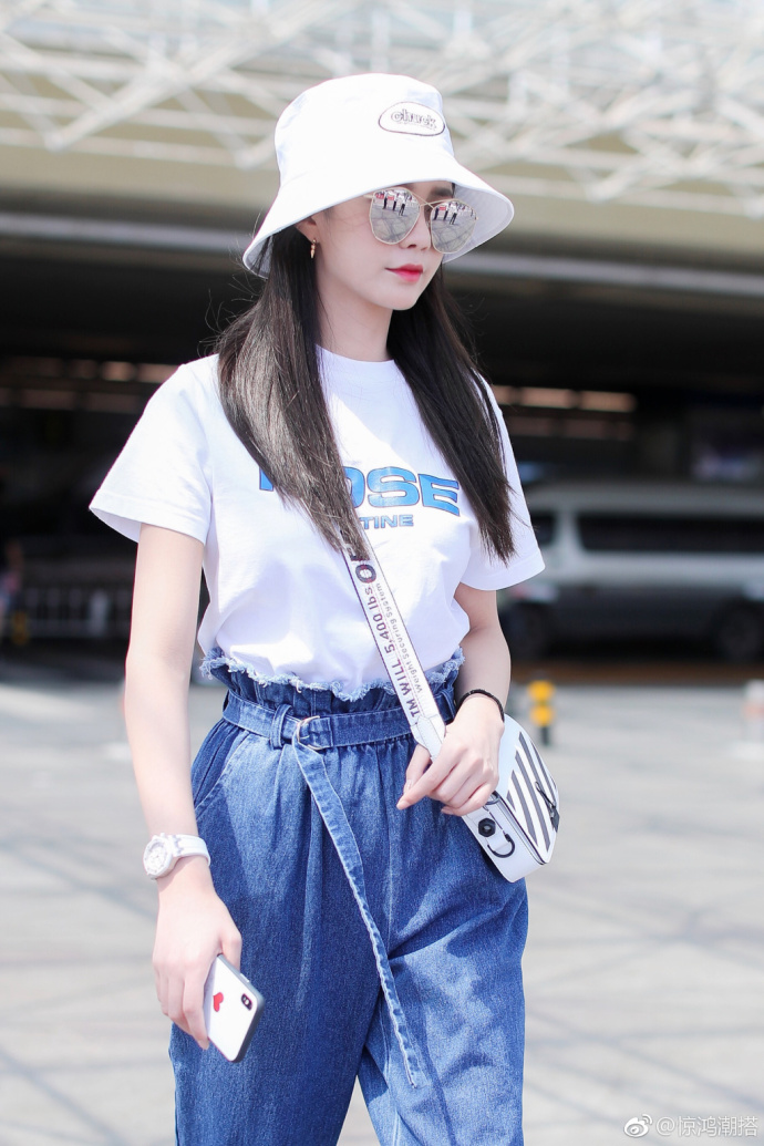 湖南美女明星沈梦辰休闲清新打扮现身首都机场 6