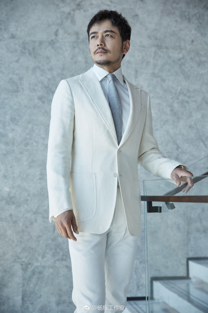 老干部男明星杨烁身着白色西装亮相活动现场儒 3