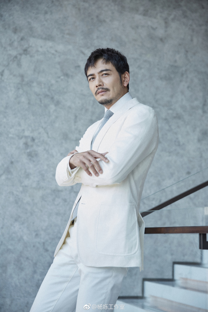 老干部男明星杨烁身着白色西装亮相活动现场儒 4