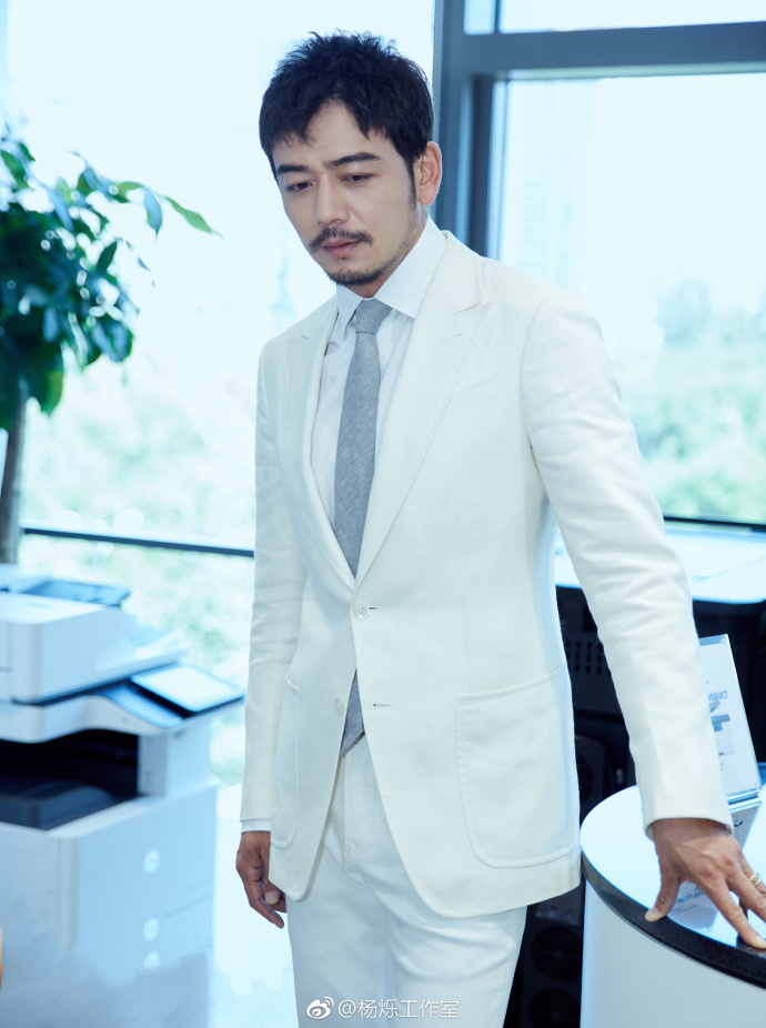 老干部男明星杨烁身着白色西装亮相活动现场儒 6