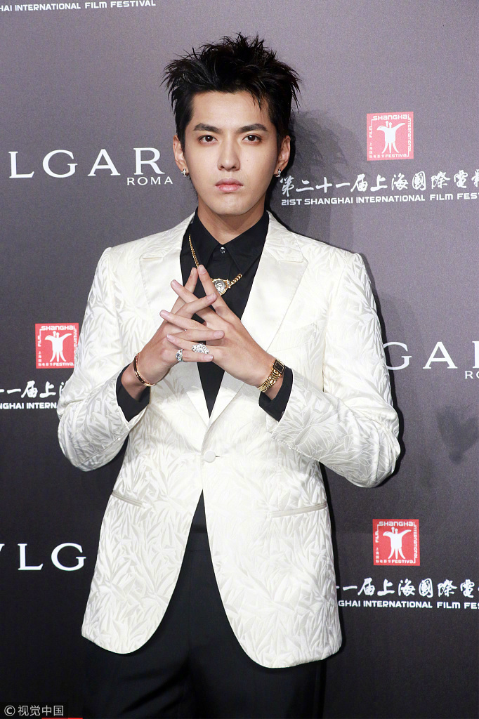 上海电影节小鲜肉男明星吴亦凡黑白配帅气写真 9