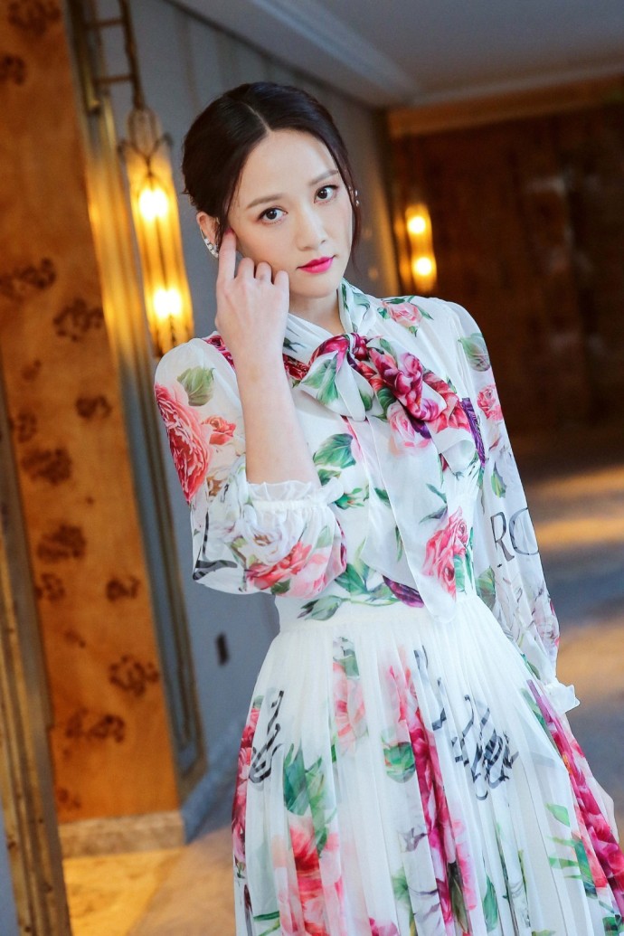 台湾美女明星陈乔恩印花束腰纱裙温柔优雅迷人 5