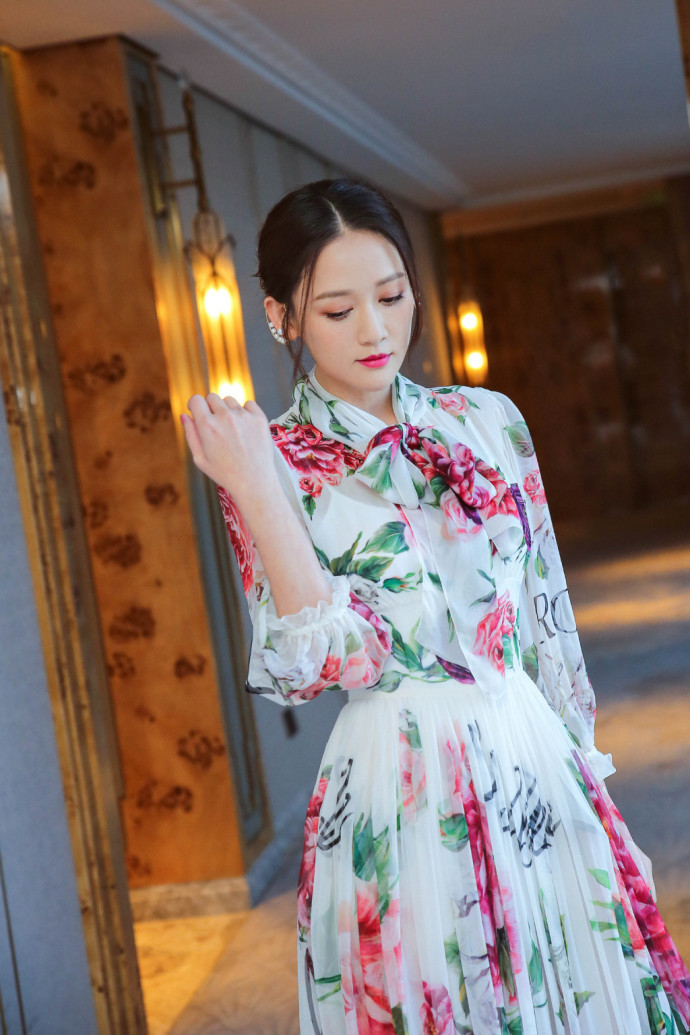 台湾美女明星陈乔恩印花束腰纱裙温柔优雅迷人 6