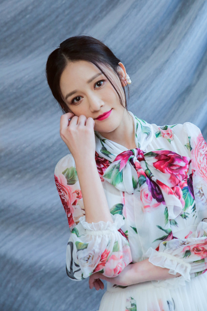 台湾美女明星陈乔恩印花束腰纱裙温柔优雅迷人 7