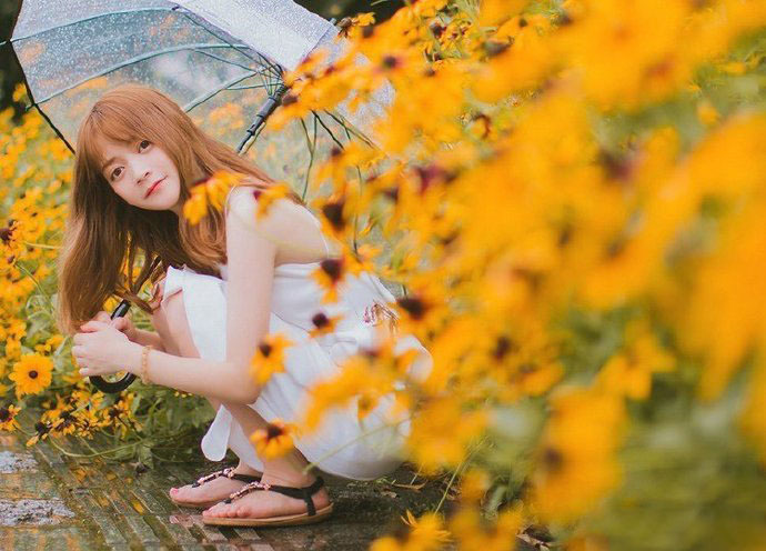甜美大眼萝莉美女雨后街拍写真 4