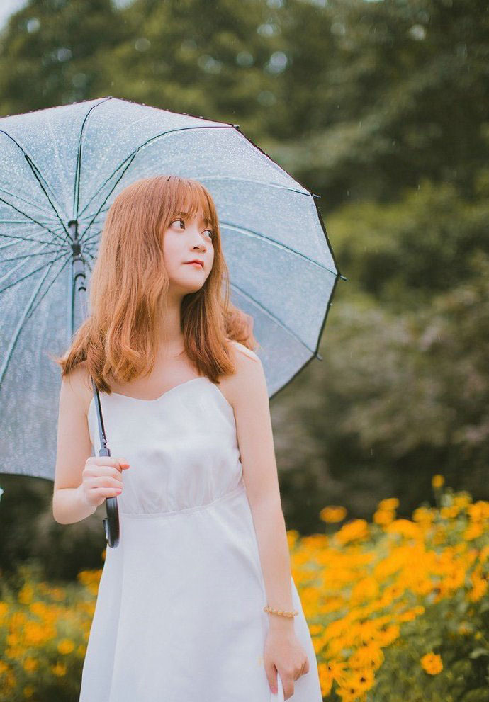 甜美大眼萝莉美女雨后街拍写真 5