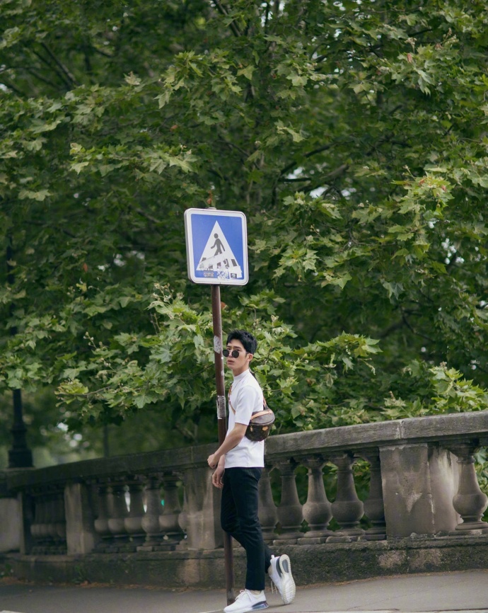 小鲜肉男明星井柏然白T搭配运动鞋的休闲造型时 7